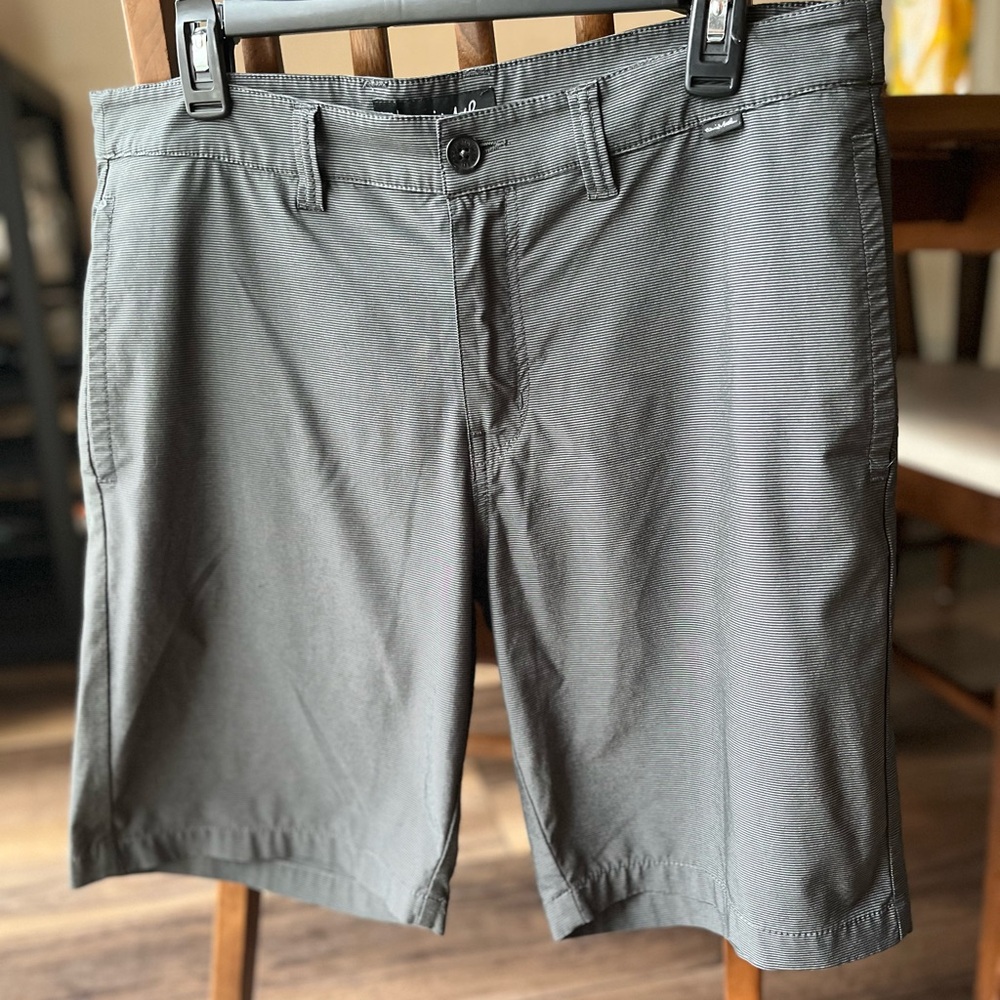 Travis Mathew Men’s Slate Grey Golf Short! 34” waist, 9 inch inseam! Pockets!
